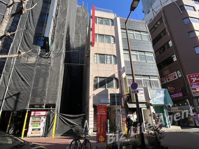 駅前ビルの外観写真