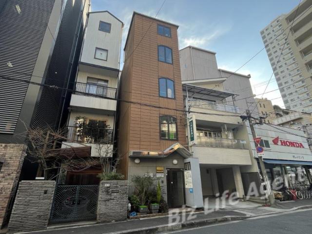 一棟賃貸ビルの外観写真